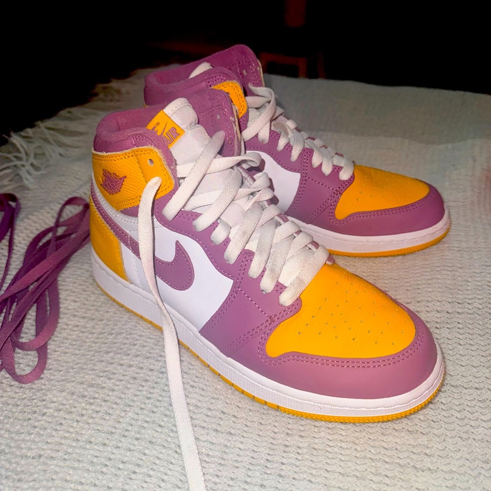 Big Kids size 6. Women’s size 8. Air Jordan 1 Retro High OG.